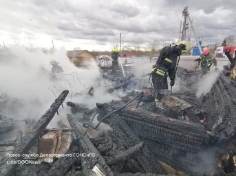 В Подмосковье пожарные потушили три частных дома, пламя сожрало более 240 квадратов