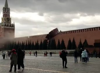 Ураганный ветер в Москве выбил зубец из стены Кремля и сорвал строительные леса