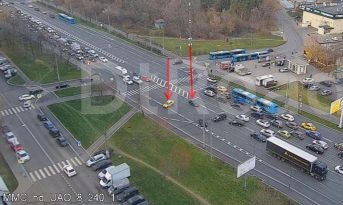 На юге Москвы столкнулись две легковушки, движение затруднено