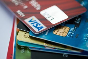 Попавшие под санкции российские банки перестанут выпускать новые карты Visa и Mastercard