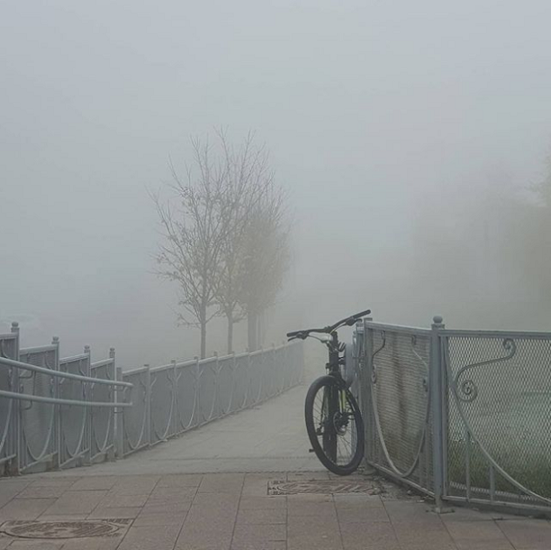 Плотная пелена. Туман ТУМАНИЩЕ. Туман город Липецк. Четкая плотная белая пелена над городом.