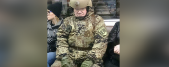 Фотография мужчины в военной форме из петербургского метро стала трендом в Reddit