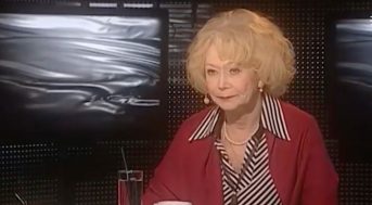 Не могла выйти на сцену тяжелобольная Немоляева до сих пор не справилась со смертью Лазарева