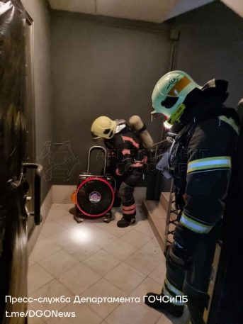 В Южном Бутове пожарные залили водой полыхавшее административное здание