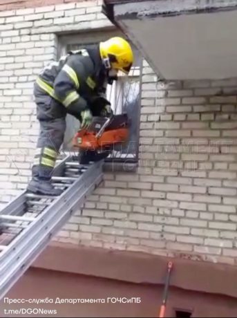 Крепкий сон старушки прервали распилившие окно спасатели, которых вызвала переволновавшаяся москвичка