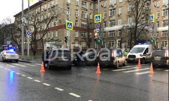 На востоке Москвы столкнулись три авто, движение затруднено