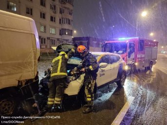 Московские спасатели устранили последствия ДТП в Южном Бутово
