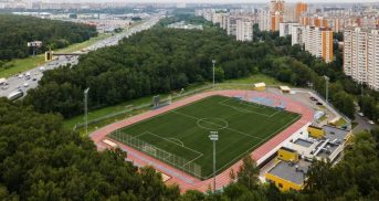 На обновленном стадионе в Южном Медведкове провели дополнительное озеленение