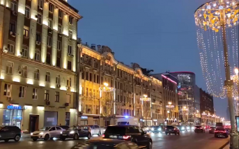 Новогодняя подсветка преобразила Москву, здания и мосты окрасились в новые цвета