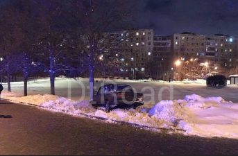 На Новоясеневском проспекте легковушку занесло и откинуло на тротуар