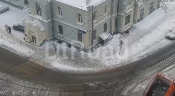 На улице Дурова фура повредила контактную сеть, перекрыв путь трамваям
