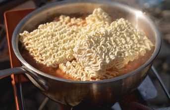 Диетолог объяснила пристрастие к продуктам быстрого приготовления