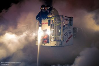 Пламя поглотило 50 квадратов складов на Дмитровском шоссе