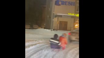 Слабоумие и отвага: полиция ищет бесстрашных саночников, которые катались по Серпухову, прицепившись к авто