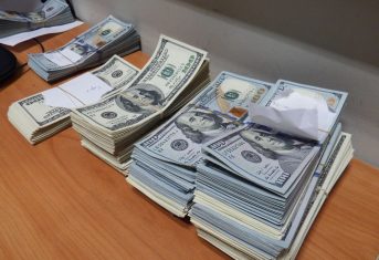 В Шереметьево пенсионер пытался провезти контрабанду в размере 120 тысяч долларов