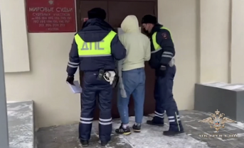 Похваставшегося в соцсети нарушениями ПДД блогера Гошу Ерохина арестовали в Москве на 11 суток