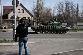 Россия начала военную операцию в Донбассе, Киев ввел военное положение