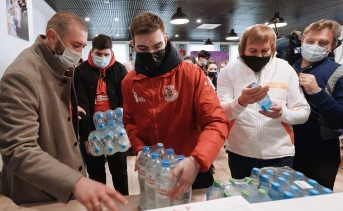 Более двух тонн продуктов передали москвичи в рамках сбора помощи беженцам из Донбасса