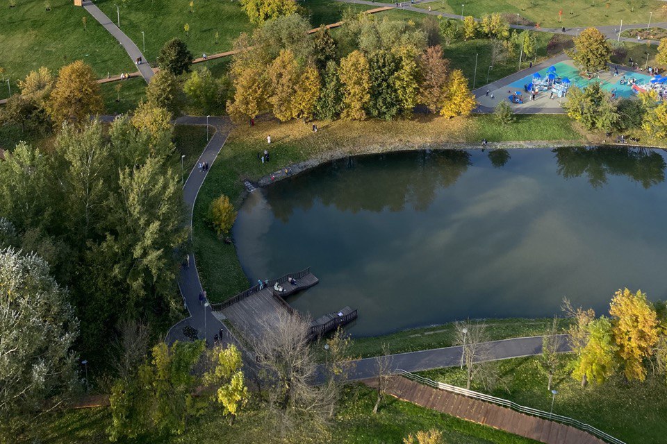 Парк в пойме реки Городни. Река Клязьма Москва. Река Яуза в Москве щука. Чистка реки Городня в Братеево.