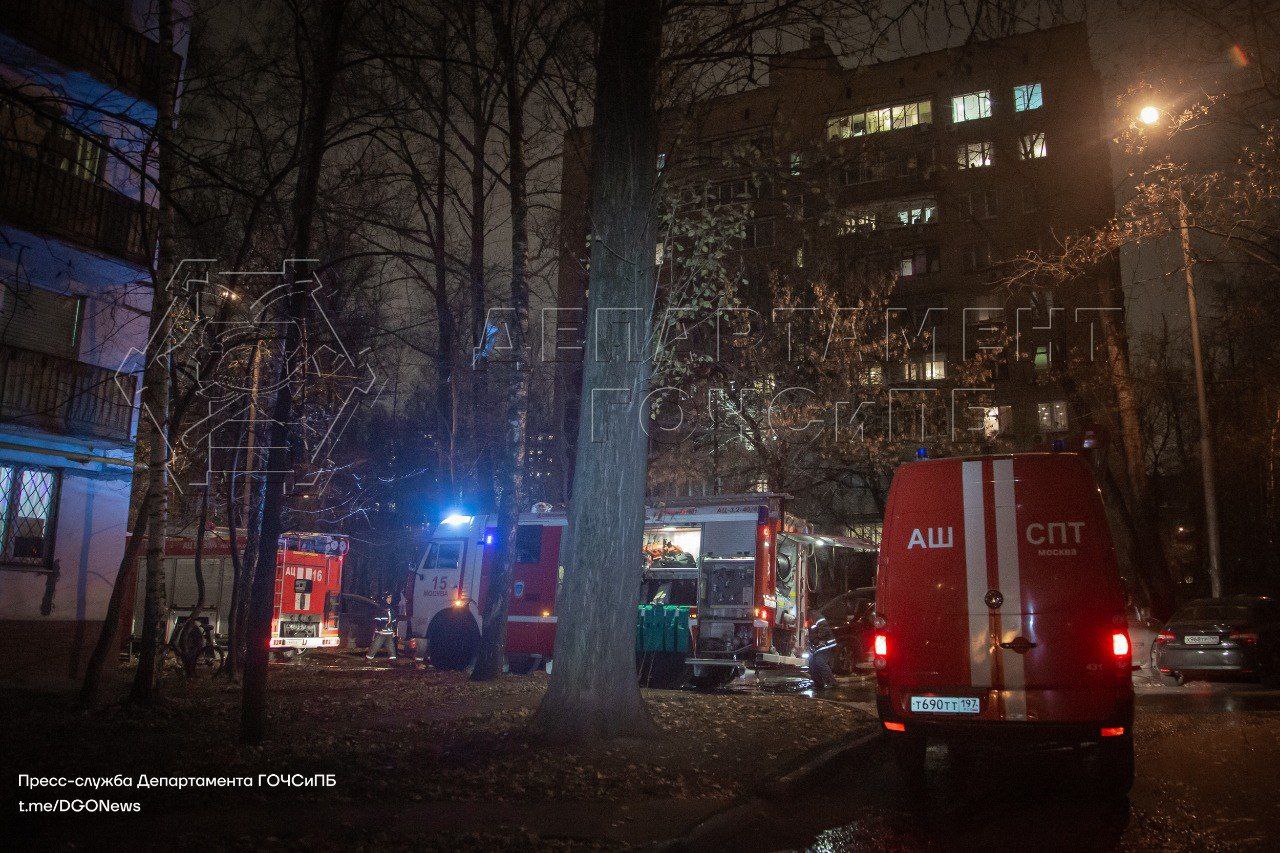 В Москве на улице Уткина 18 человек спасли из пожара - Москва.ру