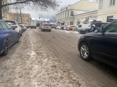 Ни пройти ни проехать: москвичи жалуются на грязь под ногами, общественный транспорт дает сбои