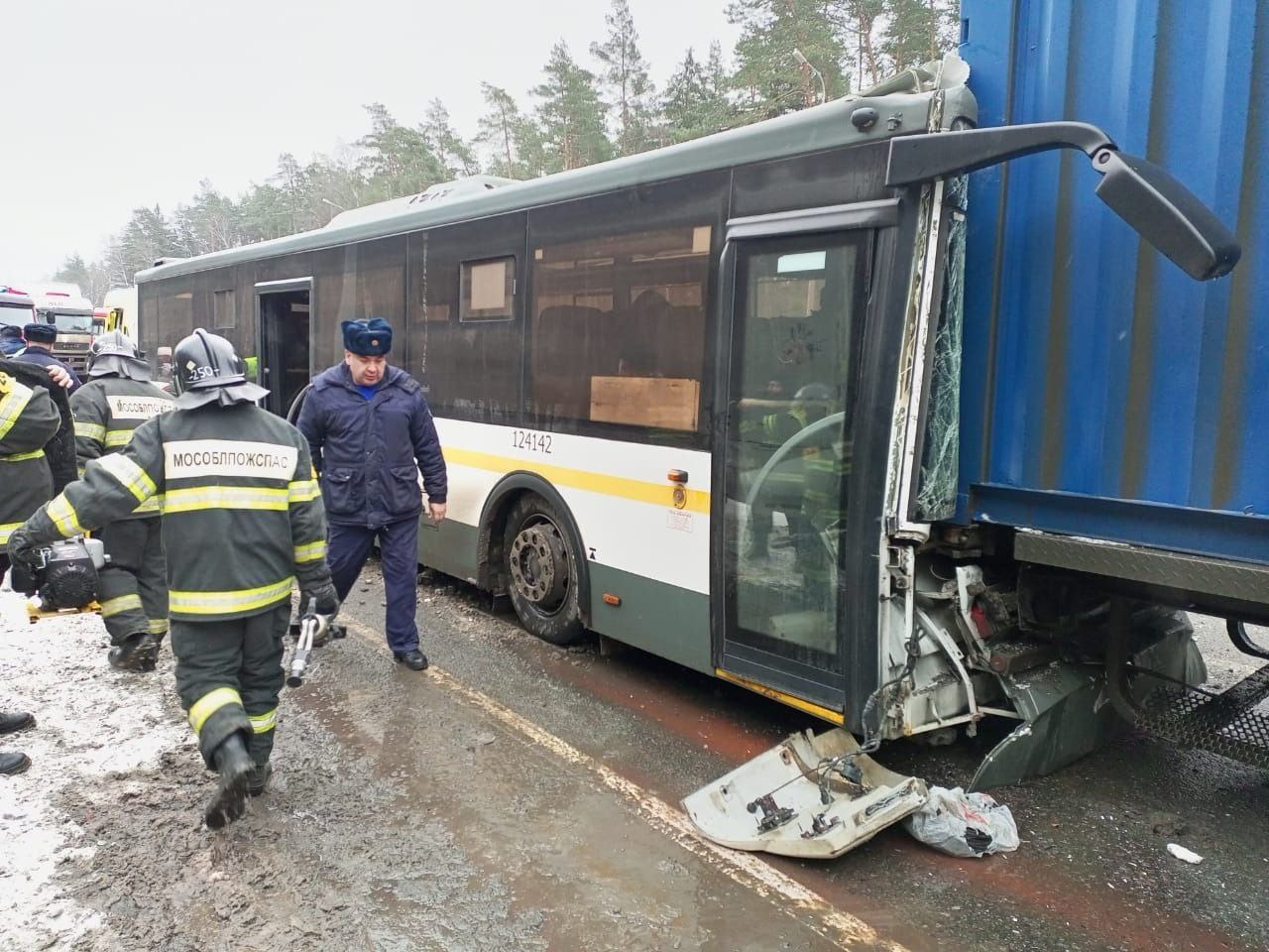 В Малой Дубне произошла авария с участием рейсового автобуса и грузовика -  Москва.ру