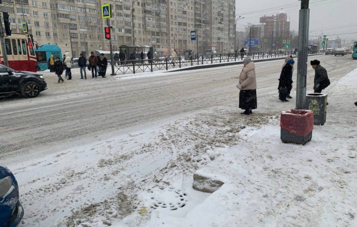 44 декабря. Снегопад. Снег в Питере. Снегопад днем. Снегопад на улице.