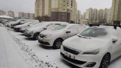 Петербуржцы с трудом могут уехать с парковок во дворах из-за снега